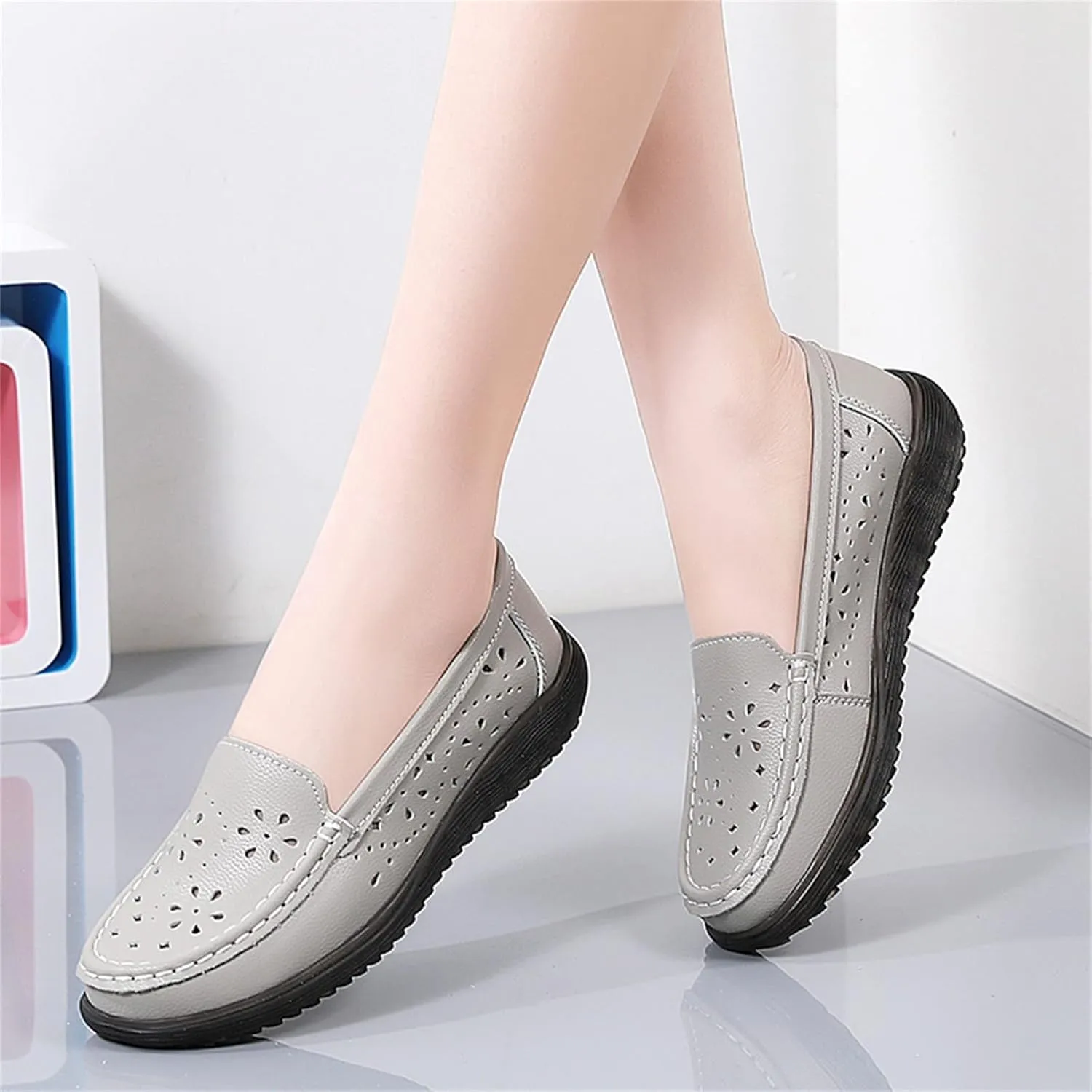 Women's Flat Loafer Slip On Leather Loafer Soft Cushioned Walking Driving Shoes Breathable Hollow Out Shoes