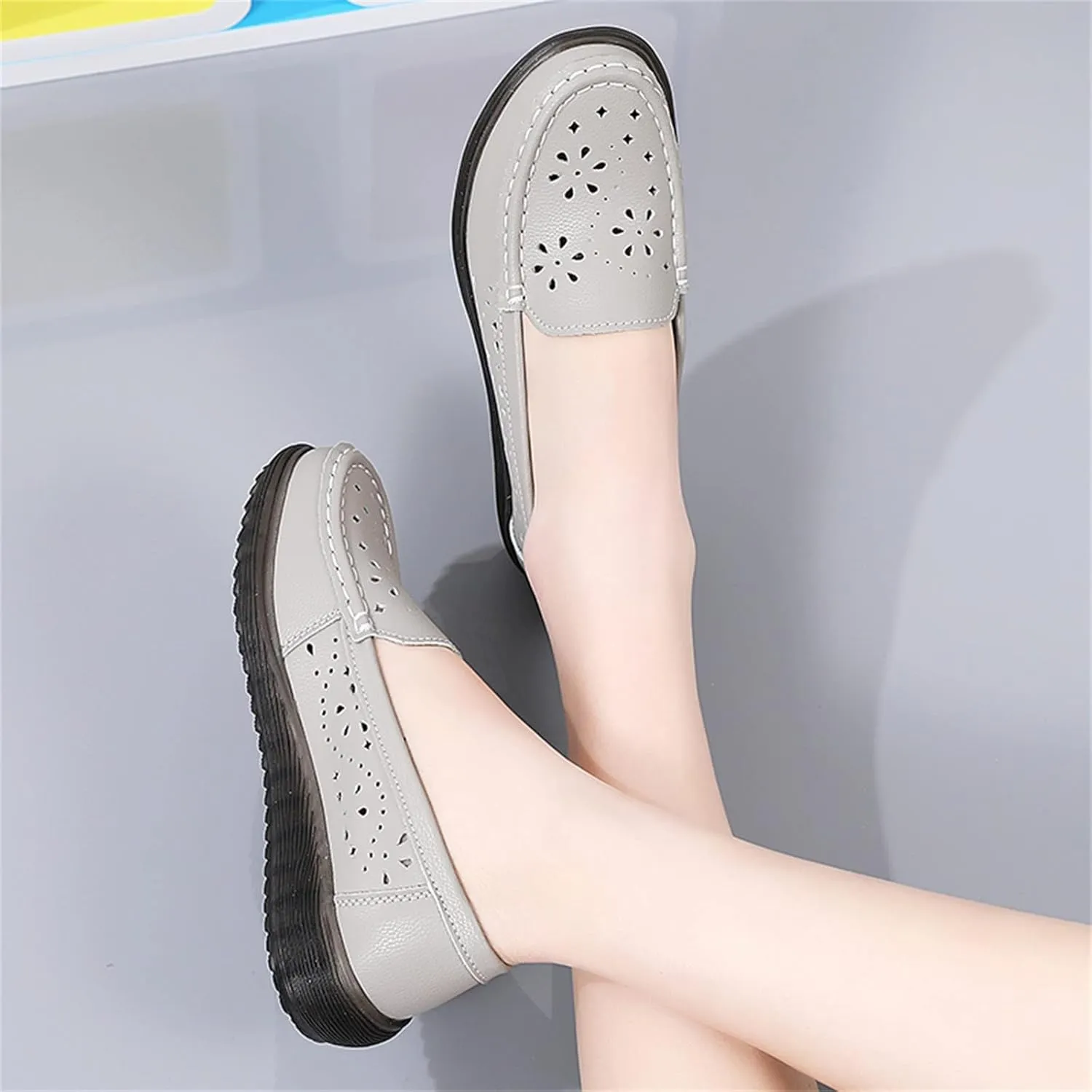 Women's Flat Loafer Slip On Leather Loafer Soft Cushioned Walking Driving Shoes Breathable Hollow Out Shoes
